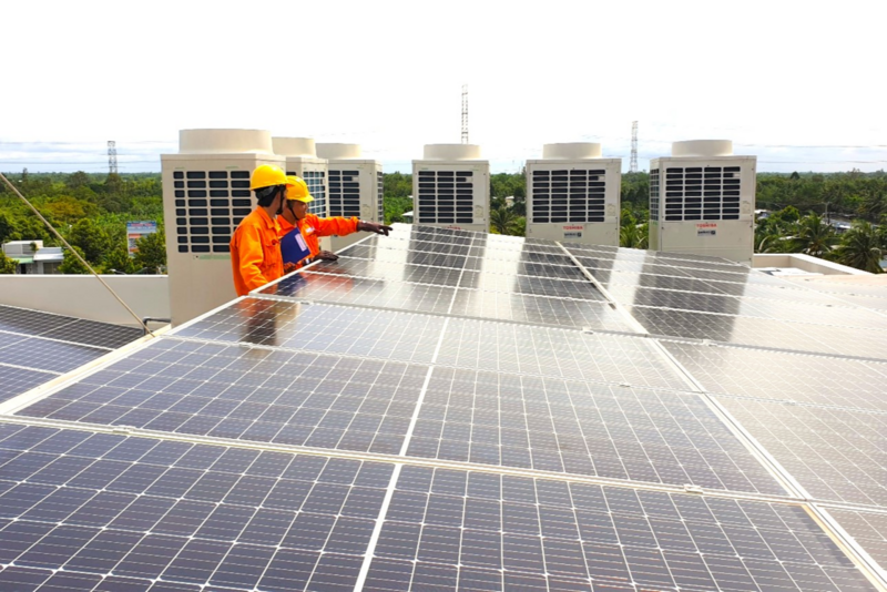 Lắp đặt điện mặt trời mái nhà mang lại lợi ích kép cho doanh nghiệp và nền kinh tế. Ảnh minh hoạ