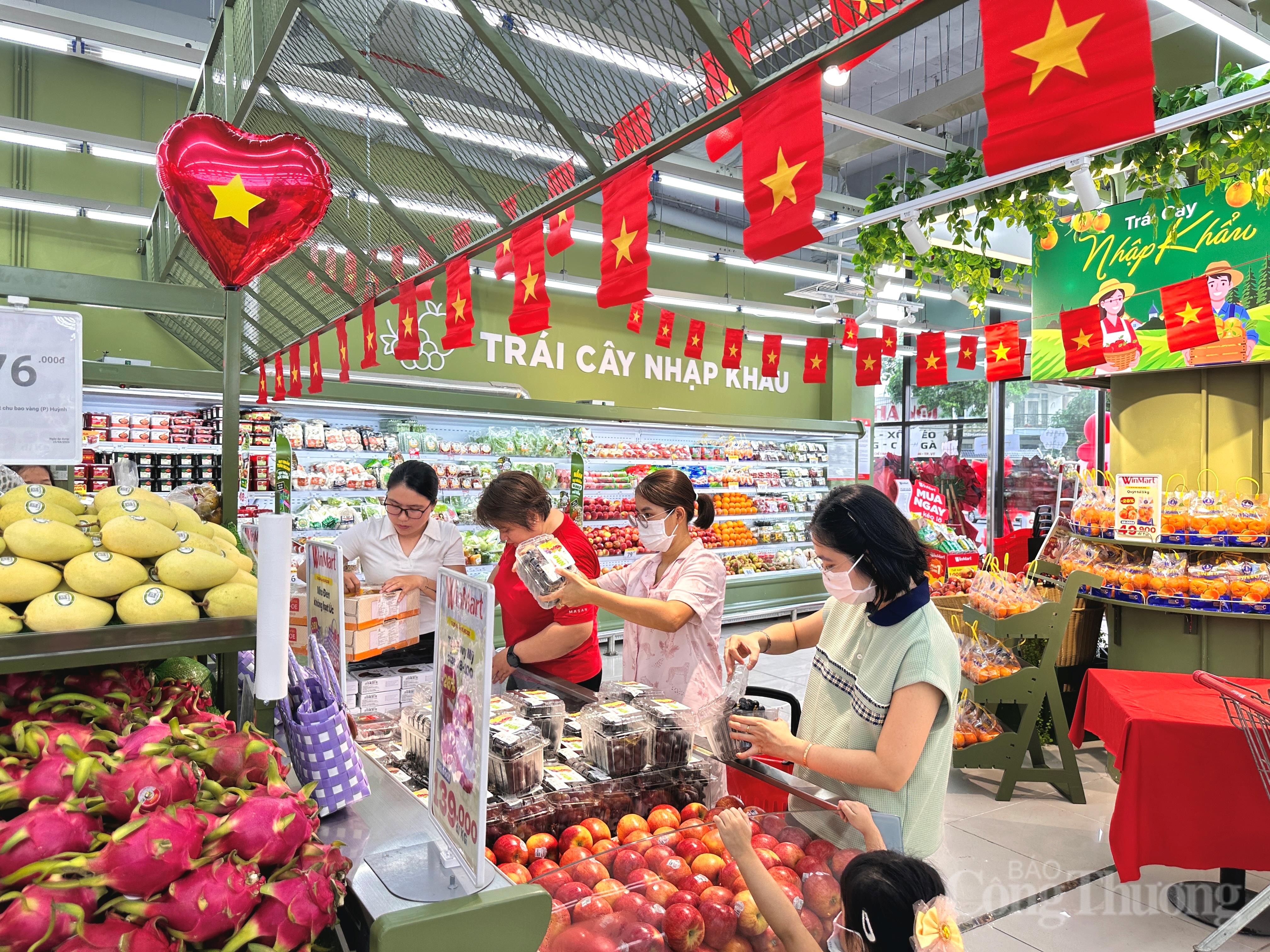 Người dân lựa chọn thực phẩm tươi sống tại siêu thị WinMart