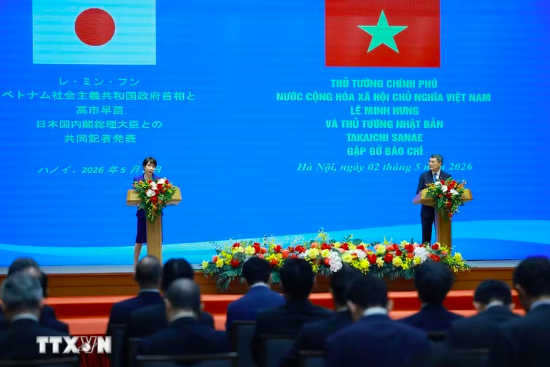Thủ tướng Lê Minh Hưng và Thủ tướng Nhật Bản Takaichi Sanae gặp gỡ báo chí. (Ảnh: Dương Giang/TTXVN)