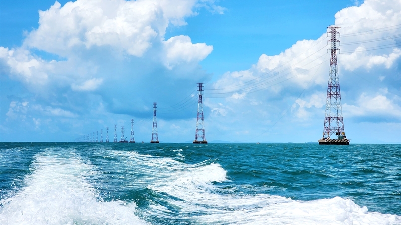 Công trình đường dây vượt biển trên không, cấp điện áp 220kV dài nhất khu vực Đông Nam Á do Tổng công ty Điện lực miền Nam (EVNSPC) làm chủ đầu tư, đảm bảo năng lực cung cấp điện cho Phú Quốc. Điểm đặc biệt, công trình hoàn toàn do các nhà thầu trong nước thực hiện; đội ngũ kỹ sư, công nhân là người Việt Nam tự thiết kế, thi công, quản lý, xây dựng. Ngoài ra, vật liệu xây dựng chính của công trình đều do Việt Nam tự sản xuất trong nước, chịu được môi trường muối biển.