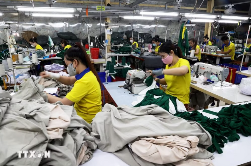 Xưởng gia công hàng dệt may xuất khẩu. (Ảnh: Hồng Đạt/TTXVN)