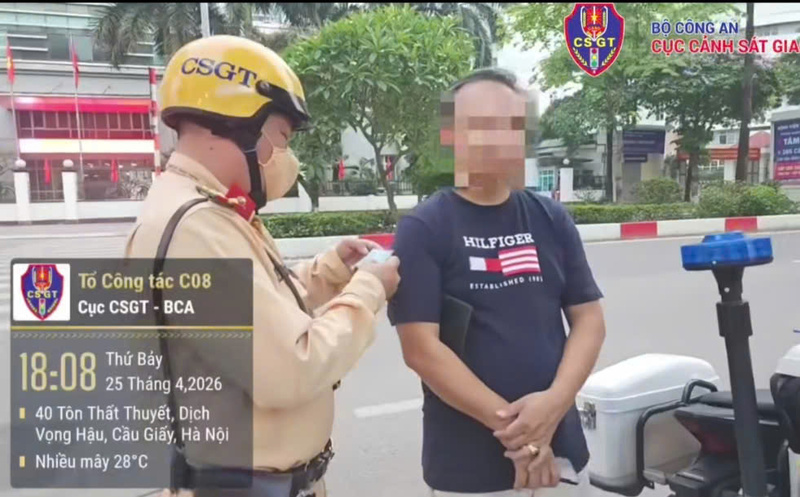 Lực lượng Cảnh sát giao thông kiểm tra trường hợp lái xe bị tước quyền sử dụng giấy phép lái xe vẫn lén lút điều khiển phương tiện tham gia giao thông. Ảnh: Cục Cảnh sát giao thông