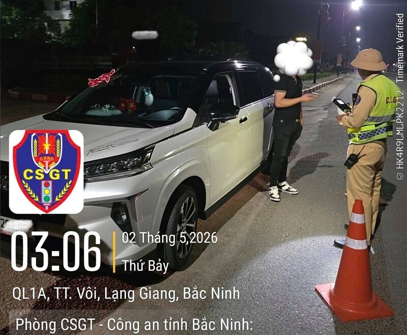 Lực lượng Cảnh sát giao thông kiểm tra nồng độ cồn đối với lái xe. Ảnh: Cục Cảnh sát giao thông