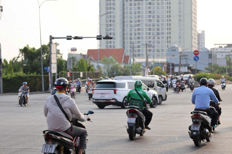 Cửa ngõ TP. Hồ Chí Minh trở nên tấp nập hơn so với những ngày trước đó, khi người dân kết thúc kỳ nghỉ dài ngày và quay trở lại làm việc. Ảnh: Minh Anh.