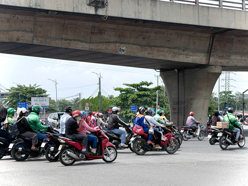 Giao thông tại nút giao Nguyễn Thị Định - Nguyễn Duy Trinh nhộn nhịp người dân quay lại thành phố. Ảnh: Minh Anh.
