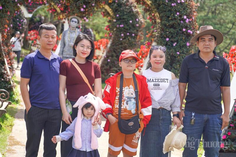 Tổng doanh thu tại tỉnh Lâm Đồng từ các hoạt động du lịch trong kỳ nghỉ lễ đạt hơn 1.420 tỷ đồng. Ảnh: Lê Sơn
