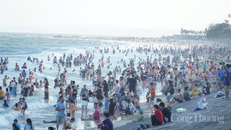 Lượng du khách tăng cao tại các bãi biển như Phan Thiết, Mũi Né. Ảnh: Lê Sơn