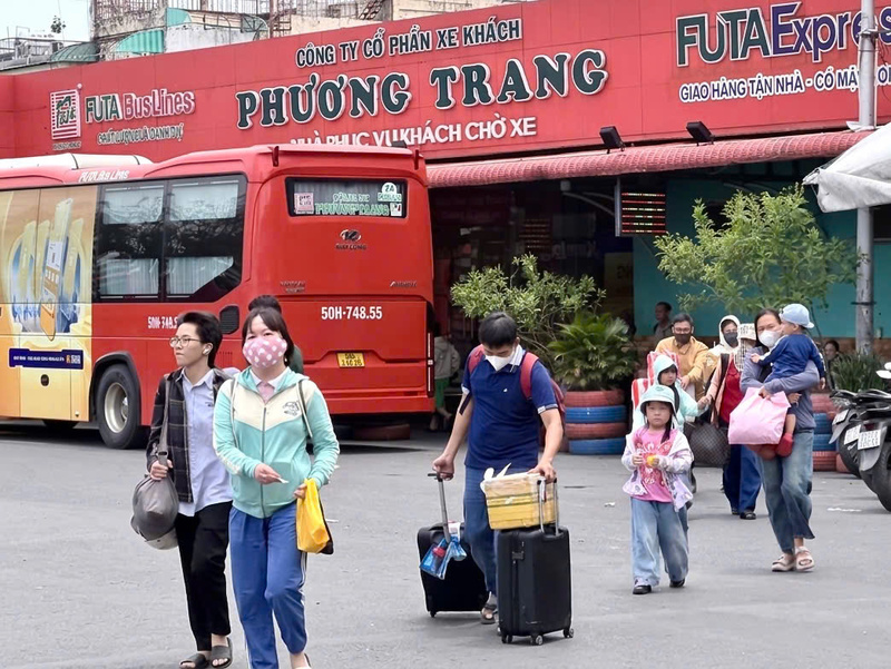 Dòng người tấp nập đổ về bến xe Miền Tây trong ngày cuối cùng của kỳ nghỉ lễ. Ảnh: Minh Anh.