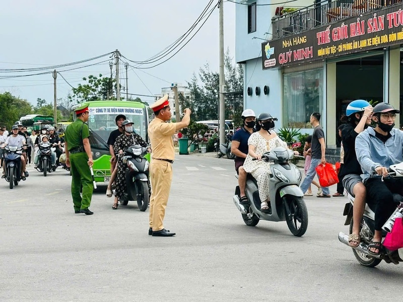 Lực lượng Công an Thanh Hóa phân luồng giao thông và đảm bảo an ninh trật tự tại các khu vực biển. Ảnh: Công an Thanh Hóa