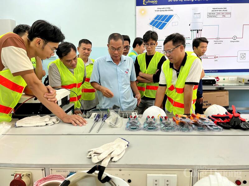 Lớp đào tạo Chuyên đề "Lắp đặt, vận hành điện mặt trời - Thực Chiến K1" do Hiệp hội Năng lượng tái tạo TP. Hồ Chí Minh, Công ty LITHACO  và Trường Cao đẳng Kỹ thuật Cao Thắng phối hợp tổ chức.