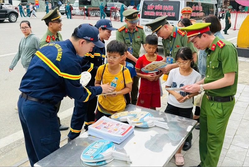 Lực lượng Công an tỉnh Thanh Hóa đã phối hợp với lực lượng Công an cơ sở tổ chức tuyên truyền, hướng dẫn du khách kỹ năng an toàn khi tắm biển. Ảnh: Công an Thanh Hóa