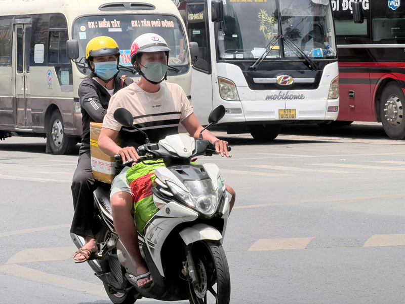 Người dân tranh thủ di chuyển từ sáng sớm, chở theo hành lý, quà quê bằng xe máy trở lại TP. Hồ Chí Minh. Ảnh: Minh Anh.