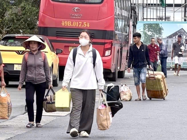 Nhiều người tay xách nách mang, đồ đạc lỉnh kỉnh khi vừa xuống bến xe Miền Tây. Ảnh: Minh Anh.