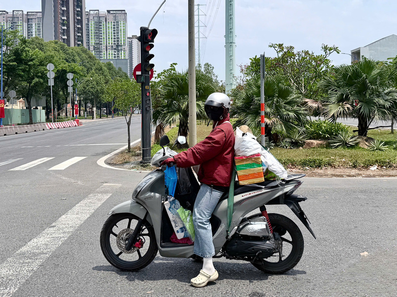Nhiều bạn trẻ chở theo hành lý được buộc gọn phía sau. Ảnh: Minh Anh.