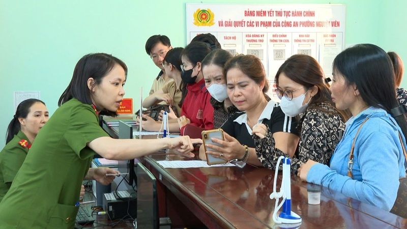 Cán bộ, chiến sĩ Công an tỉnh Thanh Hóa làm việc “xuyên lễ” để tiếp nhận, thu nhận hồ sơ cấp Căn cước và định danh điện tử mức độ 2 cho người dân. Ảnh: Công an Thanh Hóa