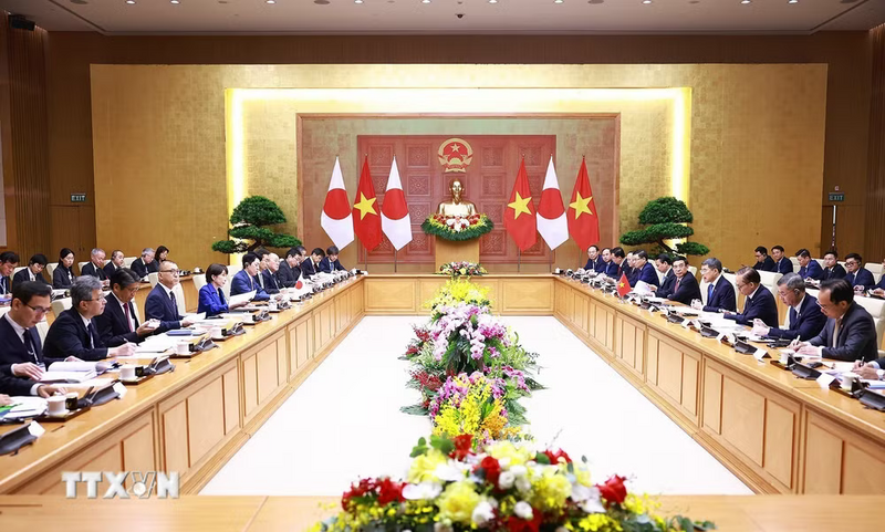 Thủ tướng Lê Minh Hưng hội đàm với Thủ tướng Nhật Bản Takaichi Sanae. (Ảnh: Dương Giang/TTXVN)