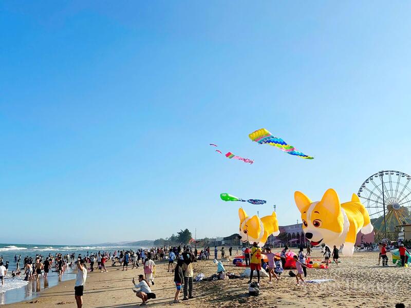 Bên cạnh yếu tố thời tiết thuận lợi và kỳ nghỉ kéo dài, chuỗi hoạt động văn hóa, giải trí được tổ chức đồng loạt đã góp phần giữ chân và gia tăng trải nghiệm cho du khách.