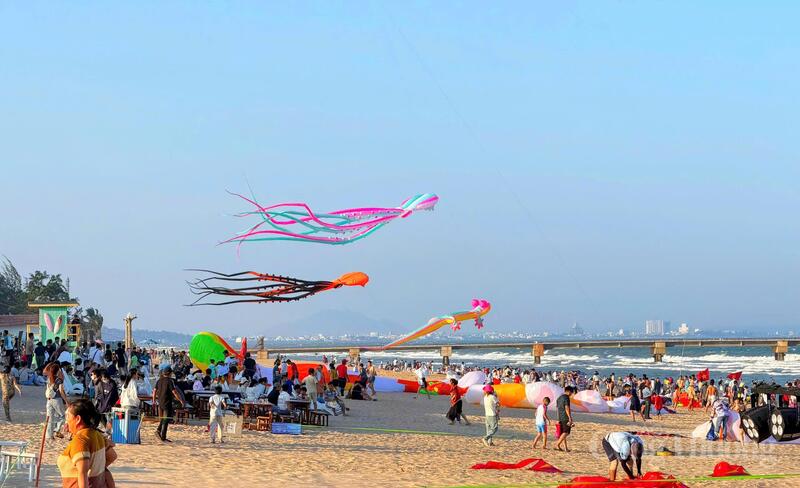 Người dân và du khách thả diều tại bãi biển Phan Thiết.