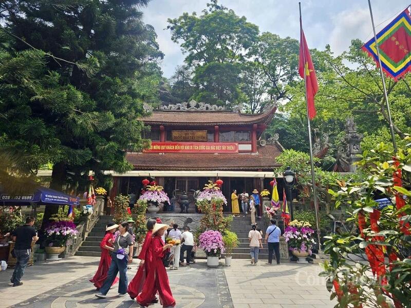Khu di tích danh thắng Tây Thiên (tỉnh Phú Thọ) thu hút du khách ngay từ những ngày nghỉ lễ đầu tiên dịp 30/4, 1/5.