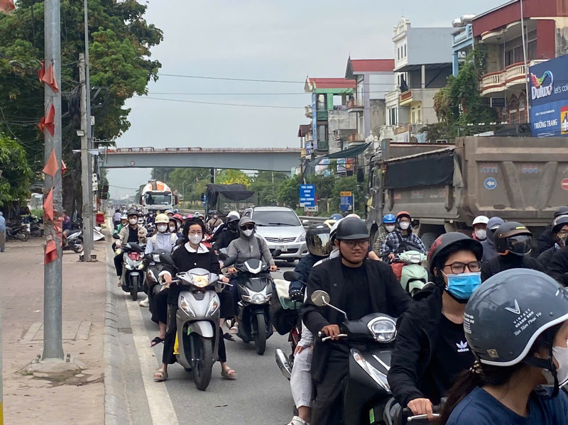 Mật độ giao thông tại các tuyến đường dẫn vào nội đô tăng cao, gây ùn tắc kéo dài. Ảnh: VOV Giao thông