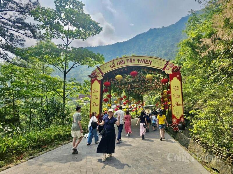 Du khách hào hứng chụp ảnh tại khu di tích danh thắng Tây Thiên.