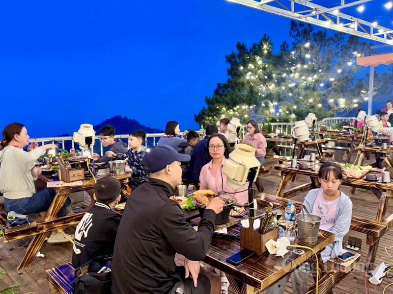 Các quán ăn có view núi rừng Tam Đảo cũng hút khách.