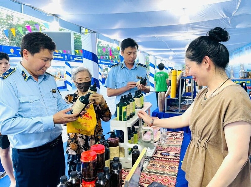 Tỉnh Quảng Ngãi cũng đẩy mạnh ứng dụng công nghệ, chuyển đổi số, xây dựng cơ sở dữ liệu quản lý hàng hóa và siết chặt hoạt động thương mại điện tử. Ảnh: Nguyễn Dương