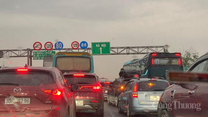 Giao thông ùn tắc cửa ngõ Thủ đô chiều tối 3/5 - 1