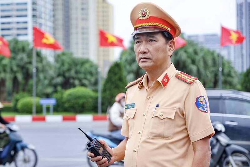 Đại tá Trần Đình Nghĩa, Trưởng phòng CSGT Hà Nội trực tiếp chỉ đạo công tác bảo đảm trật tự an toàn giao thông. Ảnh: CAHN