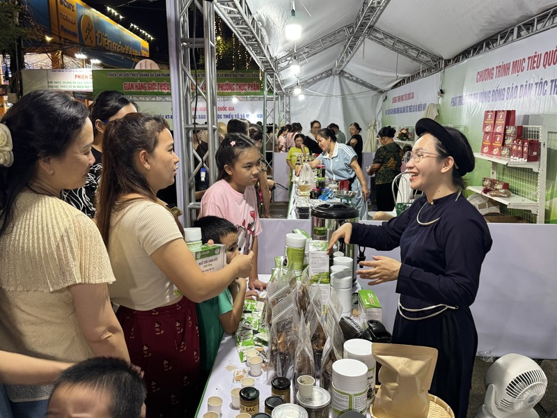 Tháng 4/2026, tổng mức bán lẻ hàng hóa và doanh thu dịch vụ tiêu dùng toàn tỉnh Cao Bằng ước đạt 1.326,88 tỷ đồng, tăng 15,23% so với cùng kỳ năm 2025. Ảnh: Thu Hương