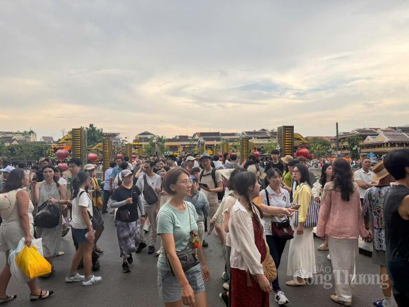 Khách du lịch tại Hội An.