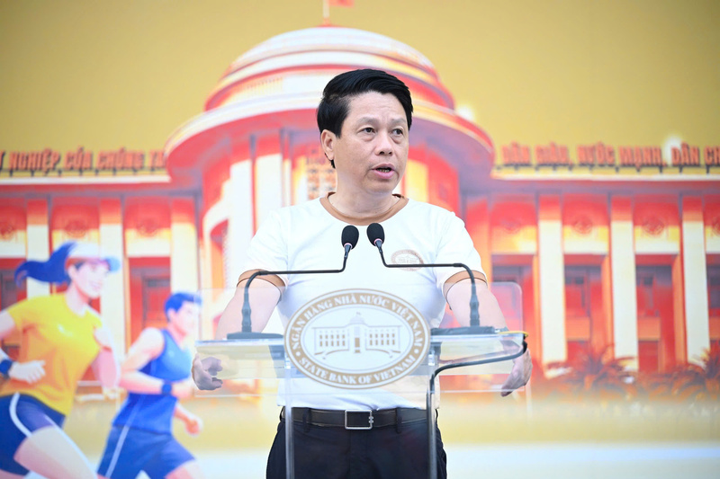Phó Thống đốc Ngân hàng Nhà nước Phạm Tiến Dũng phát biểu khai mạc giải chạy