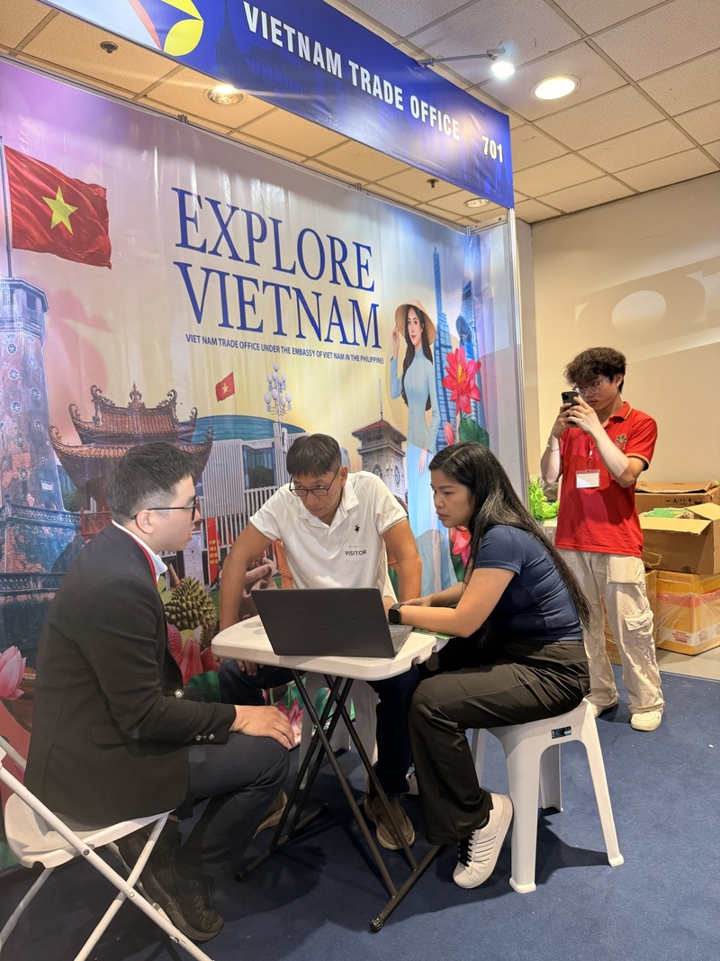 Đại diện thương vụ giới thiệu tiềm năng hợp tác nhượng quyền với các đối tác Philippines.