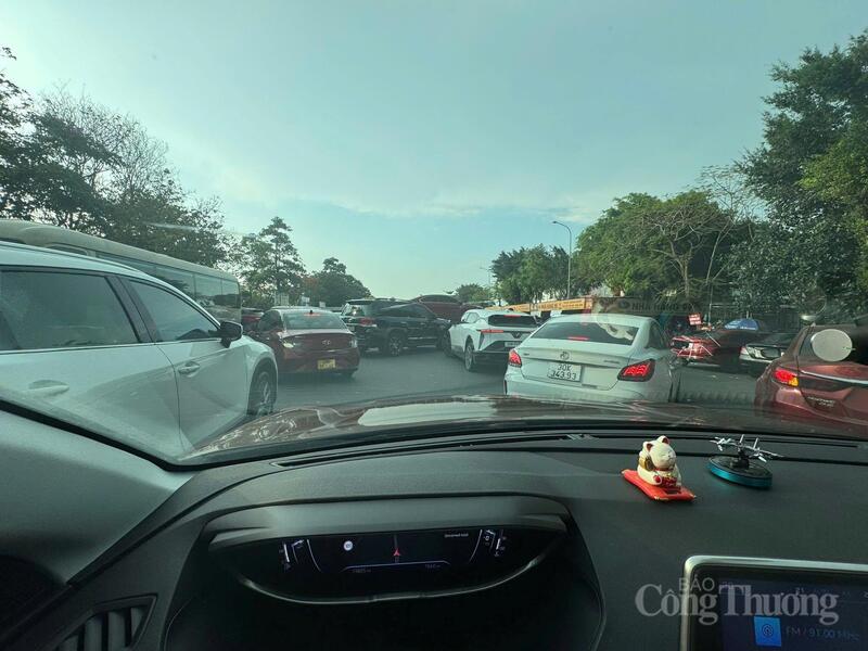 Lưu lượng phương tiện trên tuyến cao tốc Mộc Châu - Sơn La tăng cao. Ảnh: Quyết Trí