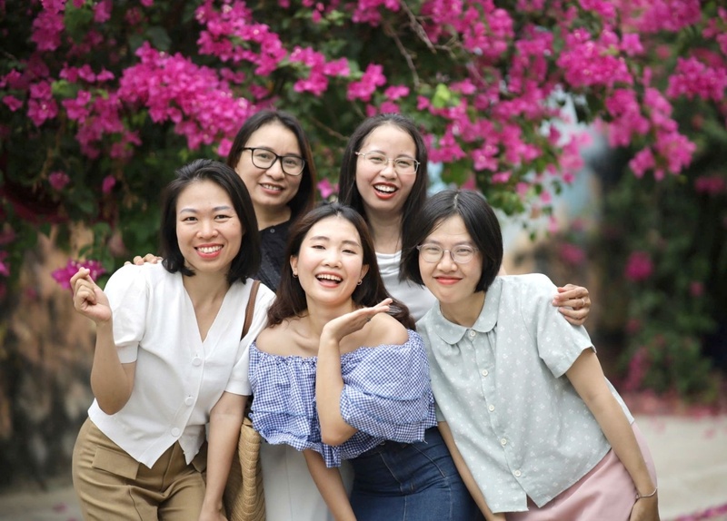 Con đường hoa giấy rực hồng giữa lòng phố biển - 1