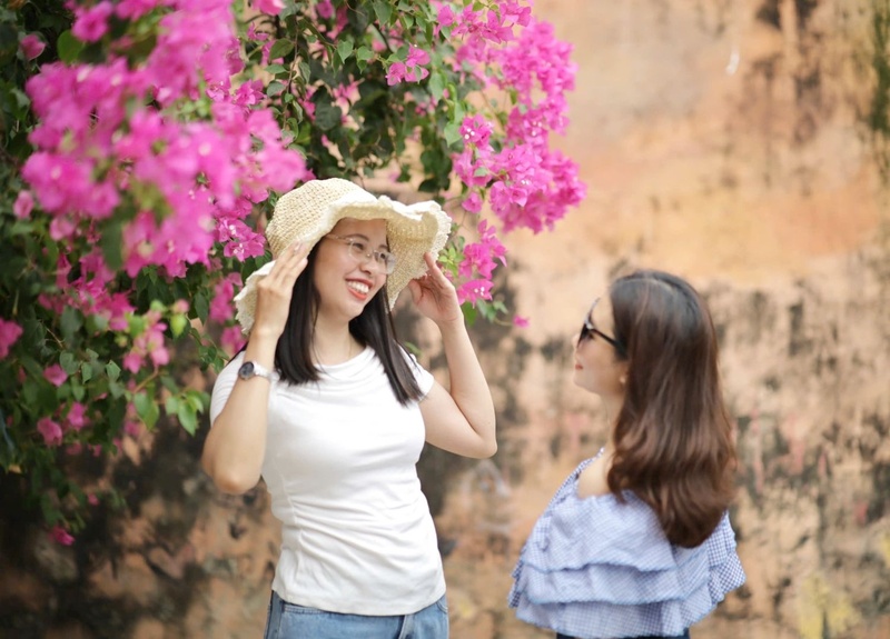 Con đường hoa giấy rực hồng giữa lòng phố biển - 3