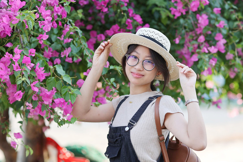 Con đường hoa giấy rực hồng giữa lòng phố biển - 6