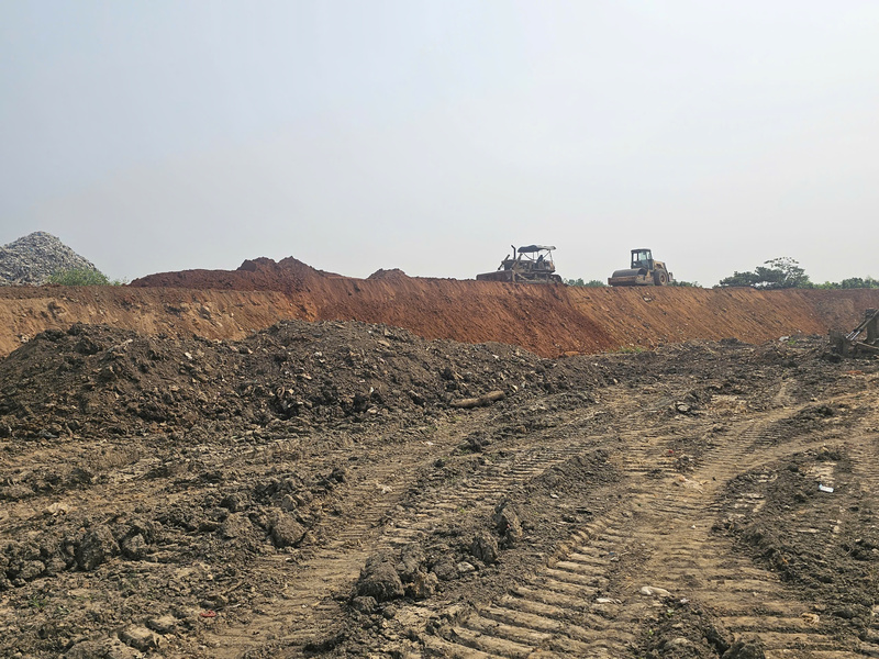 Dự án hố chôn lấp rác hợp vệ sinh quy mô 5,6 ha tại Khu liên hợp xử lý chất thải rắn Nghĩa Kỳ đang được gấp rút thi công. Ảnh: Nguyễn Dương
