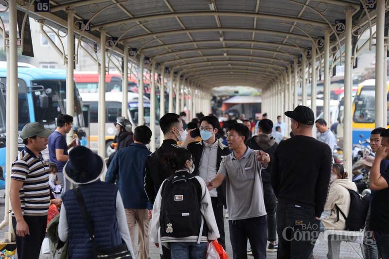 Ghi nhận tại bến xe Giáp Bát, lượng khách vào bến có đông hơn ngày thường, nhưng chưa đến mức quá tải.