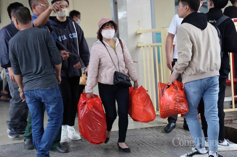 Rất nhiều gia đình lỉnh kỉnh đồ đạc, khẩn trương bước xuống các chuyến xe khách để tiếp tục hành trình về nơi cư trú.