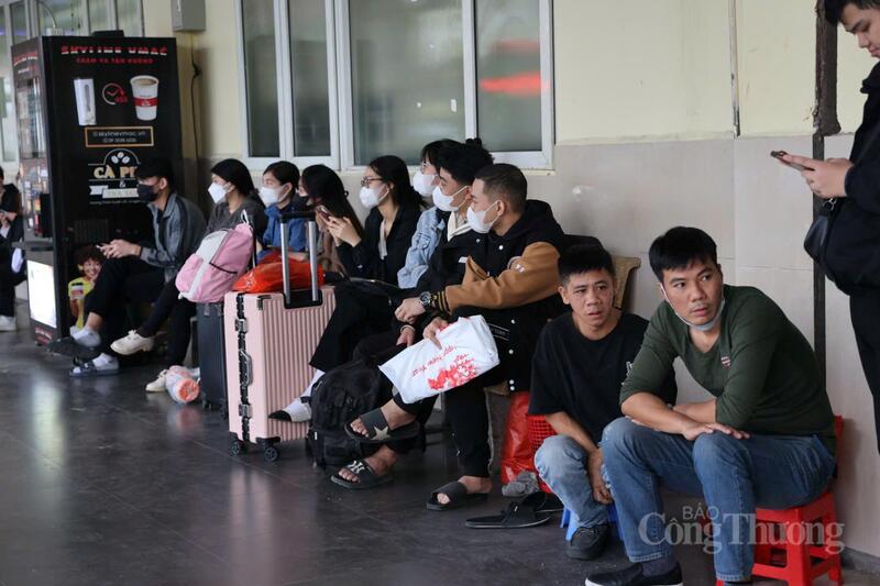 Người dân đổ về các bến xe tại Hà Nội ngày cuối kỳ nghỉ lễ.