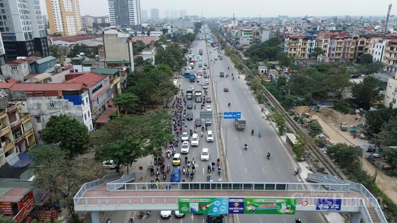 Lượng phương tiện di chuyển hướng từ phía Nam về đường Giải Phóng chỉ ùn tắc cục bộ, người dân di chuyển thuận lợi.