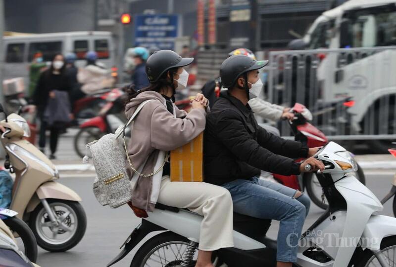 Trở lại Thủ đô từ quê nhà với nhiều hành lý sau kỳ nghỉ dài, nhiều người dân tay xách nách mang với đồ đạc lỉnh kỉnh và có phần mệt mỏi sau quãng đường dài.