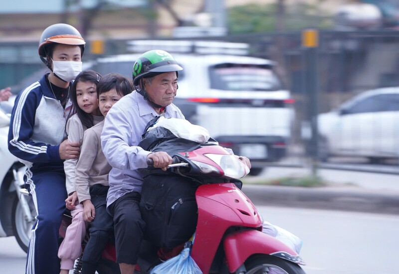 Cơ quan chức năng cũng khuyến cáo người dân khi tiếp tục di chuyển trở lại Thủ đô trong buổi tối cùng ngày cần tuyệt đối tuân thủ luật giao thông và sự điều tiết của lực lượng làm nhiệm vụ. Các tài xế nên chủ động kiểm tra kỹ tình trạng phương tiện, duy trì khoảng cách an toàn và nhường nhịn nhau khi đi qua các nút giao có mật độ đông.