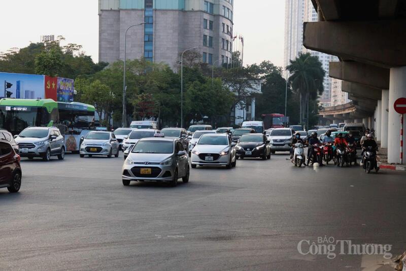 Lưu lượng giao thông tại hướng vành đai 3 trên cao cũng thông thoáng, không có dấu hiệu ùn tắc kéo dài.
