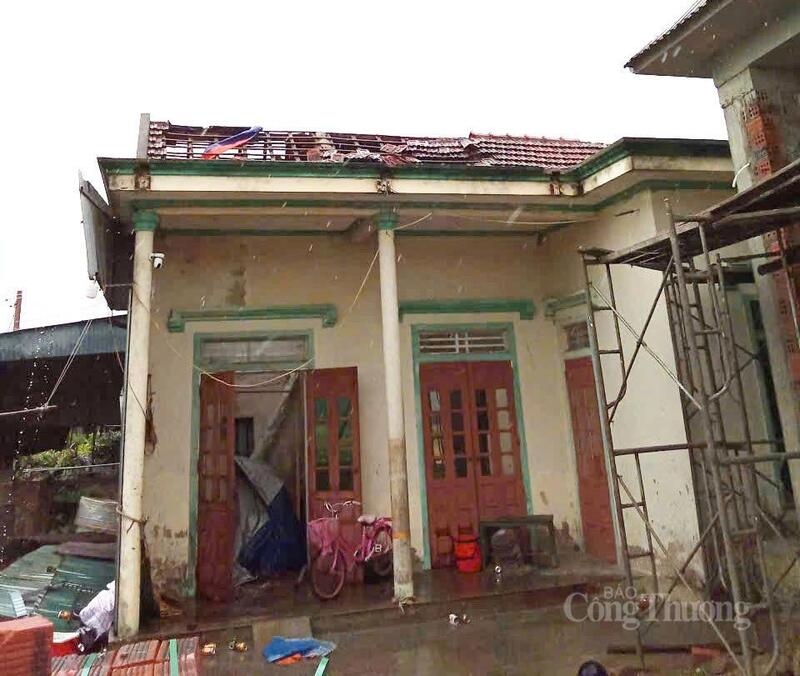Nhiều nhà dân bị dông lốc làm tốc mái, hư hỏng nặng nề. Ảnh: Thành Đô