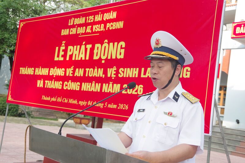 Thượng tá Lê Anh Hoài, Phó Lữ đoàn trưởng, trưởng ban chỉ đạo đọc diễn văn phát động.