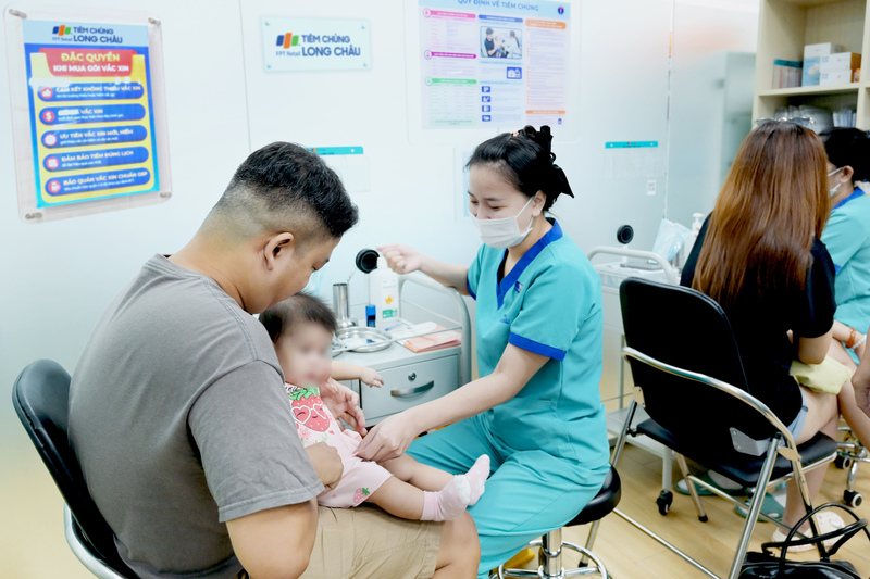 Phụ huynh đưa con đi tiêm phòng theo khuyến cáo từ Tổ chức Y tế Thế giới (WHO) và Bộ Y tế.