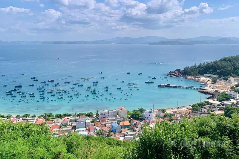 Cách đất liền chừng 24 km, xã Nhơn Châu (hay còn gọi là Cù Lao Xanh) là xã đảo duy nhất của tỉnh Gia Lai.