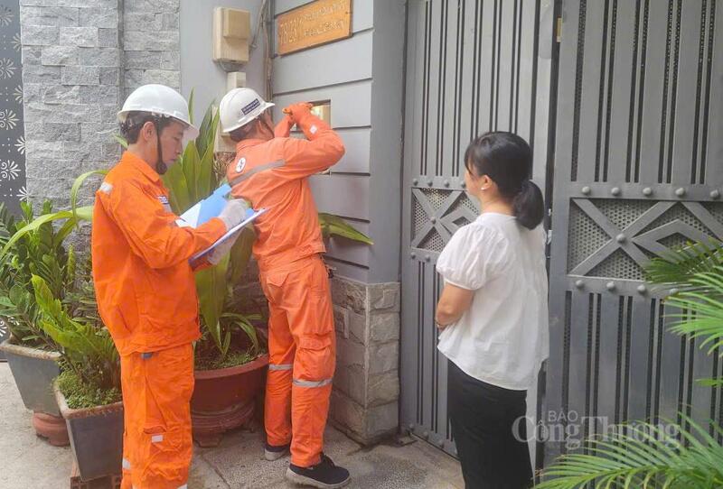 Nhân viên EVNHCMC phối hợp kiểm tra công tơ điện cho khách hàng.
